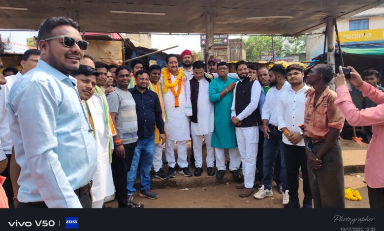 अभनपुर में श्री गिरीश देवांगन जी का भव्य स्वागत – गाजे-बाजे और आतिशबाजी से गूंजा बस स्टैंड परिसर अभनपुर में श्री गिरीश देवांगन जी का भव्य स्वागत – गाजे-बाजे और आतिशबाजी से गूंजा बस स्टैंड परिसर