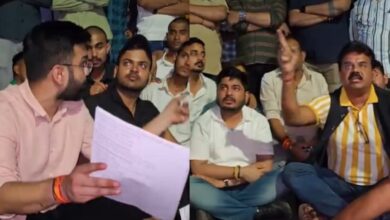 गेट तोड़ कुलपति बंगले में घुसे विधायक व छात्र नेता, बोले- छात्रों का निष्कासन रद्द हो, वरना उग्र आंदोलन गेट तोड़ कुलपति बंगले में घुसे विधायक व छात्र नेता, बोले- छात्रों का निष्कासन रद्द हो, वरना उग्र आंदोलन