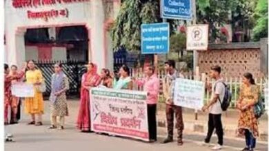 स्मार्ट मीटर और बढ़े बिल से भड़के उपभोक्ता — कलेक्टोरेट का घेराव, सरकार को दी चेतावनी स्मार्ट मीटर और बढ़े बिल से भड़के उपभोक्ता — कलेक्टोरेट का घेराव, सरकार को दी चेतावनी