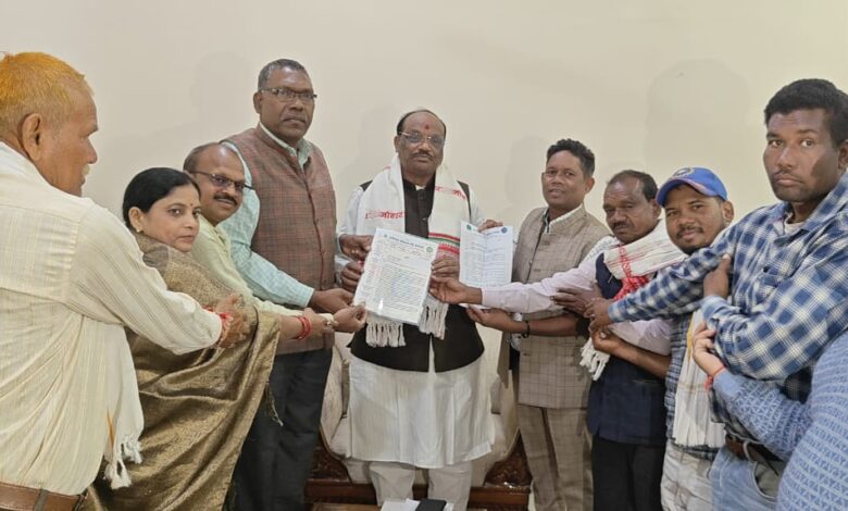 पदोन्नति में आरक्षण सहित विभिन्न समस्याओं के निराकरण का आश्वासन भारत सरकार के केंद्रीय राज्य मंत्री दुर्गादास उईके ने दिए